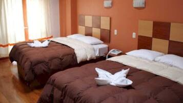 Cubrecamas, escritorio, wifi gratis y ropa de cama