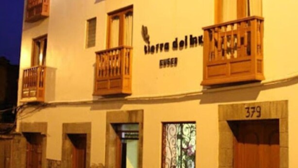 Un edificio con balcones, un letrero que dice "Sierra del Lobo" y el número "379".
