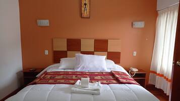 Cubrecamas, escritorio, wifi gratis y ropa de cama