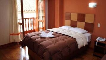 Cubrecamas, escritorio, wifi gratis y ropa de cama