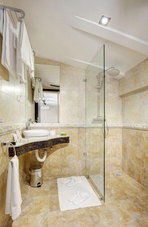 Superior-Zimmer | Badezimmer | Kostenlose Toilettenartikel, Haartrockner, Handtücher