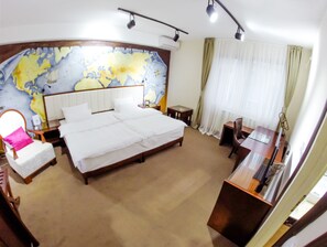 Quarto luxo, banheira de hidromassagem | Frigobar, cofres nos quartos, escrivaninha, quartos à prova de som