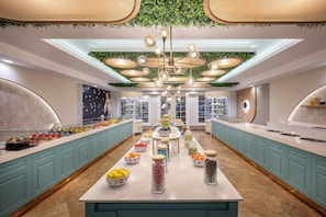 4 restaurants; breakfast, lunch, and dinner served