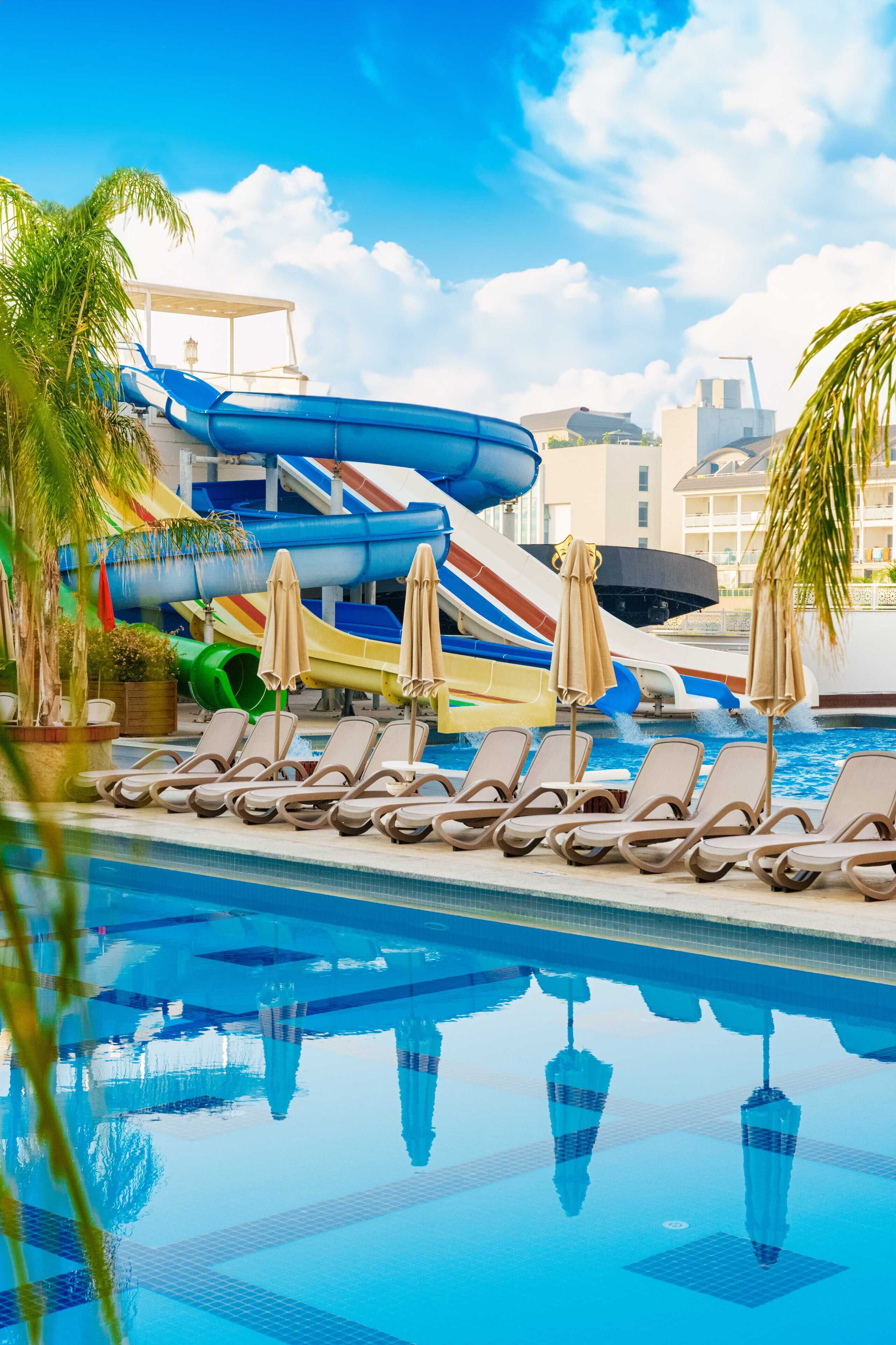 Innenpool, Außenpool, Sonnenschirme, Liegestühle