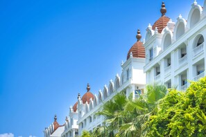 A hotel with multiple domed roofs and balconies. - Oz Hotels Side Premium (Manavgat)
