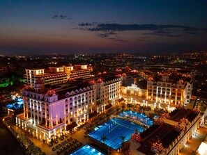 A hotel with multiple floors, a swimming pool, and a large outdoor area. - Oz Hotels Side Premium (Manavgat)