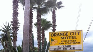 A motel sign with amenities including micro and WiFi. - Orange City Motel (Orange City)