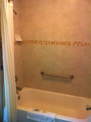 Combined shower/tub, free toiletries, hair dryer