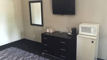Room, 1 Queen Bed, Smoking | Iron/ironing board, free WiFi, bed sheets