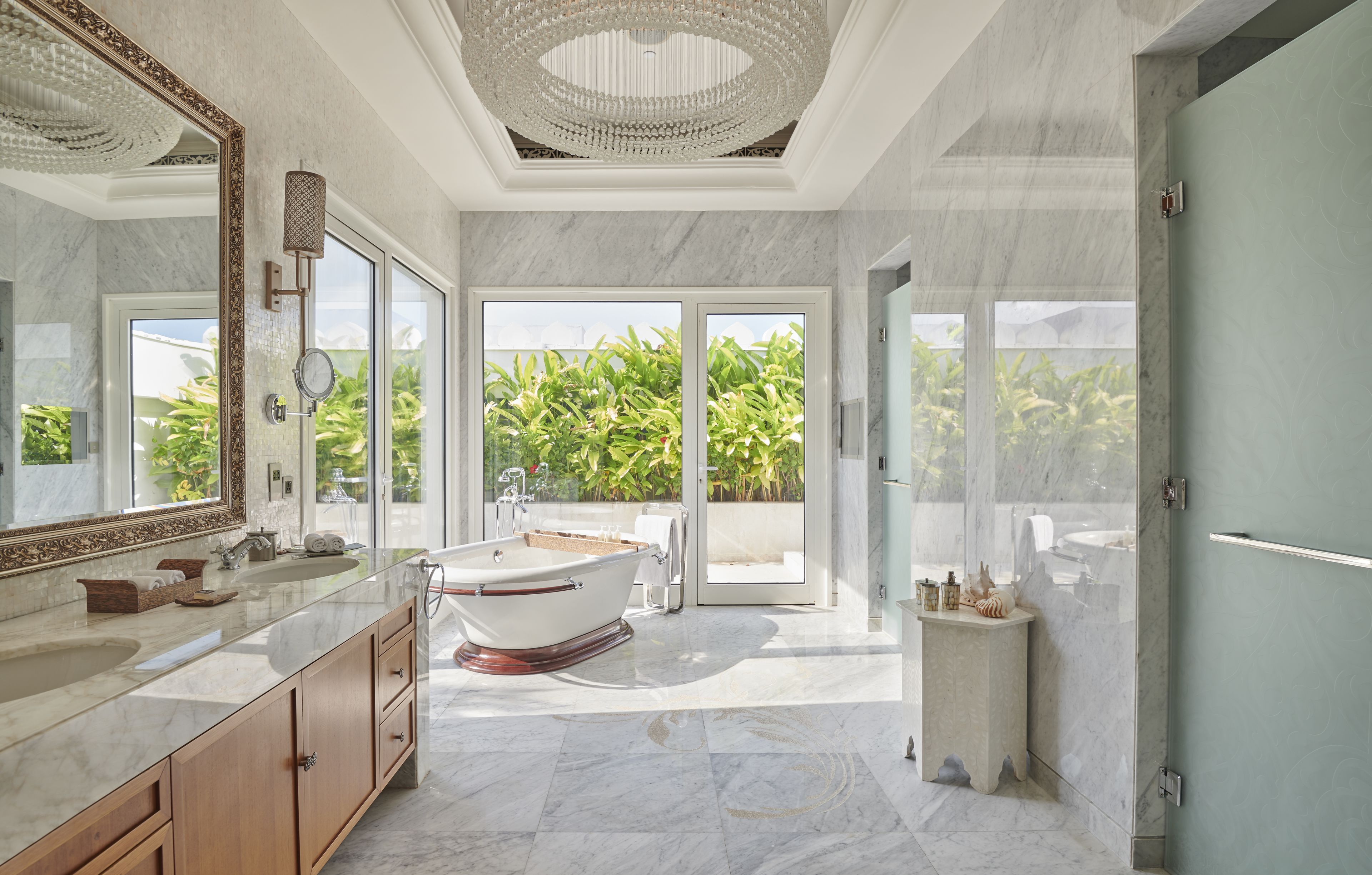 presidential suite (zamani) | bathroom | combined shower/bathtub, deep-soaking bathtub, free toiletries