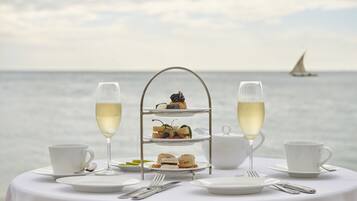 Se sirven desayunos, comidas, cenas y cocina local con vista al mar