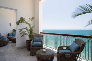 Egyptian cotton sheets, premium bedding, minibar, in-room safe