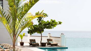 Outdoor pool, pool umbrellas, sun loungers