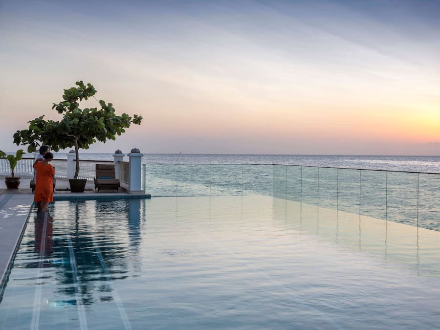 Außenpool, Sonnenschirme, Liegestühle