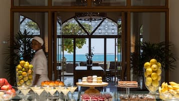 Se sirven desayunos, almuerzos y cenas; cocina local; con vista al mar