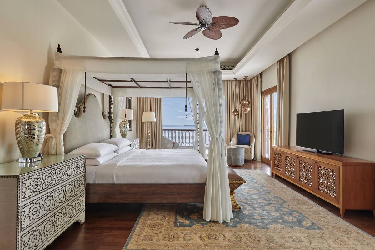 Presidential Suite (Zamani) | Egyptian cotton sheets, premium bedding, minibar, in-room safe