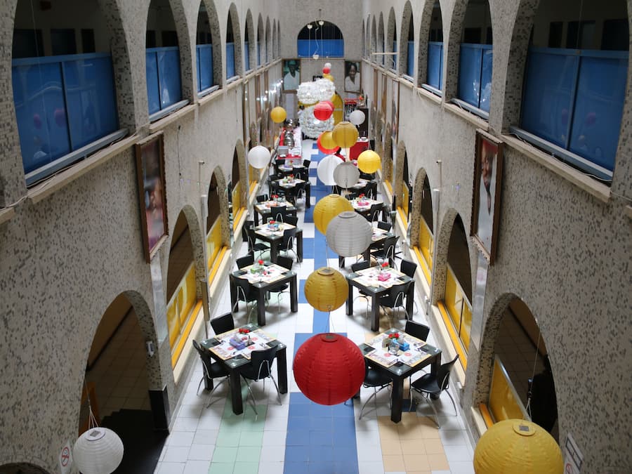 2 restaurantes; se sirve desayuno, almuerzo y cena; cocina africana