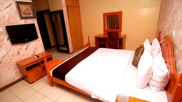 Deluxe Room | 1 bedroom, desk, iron/ironing board, free WiFi