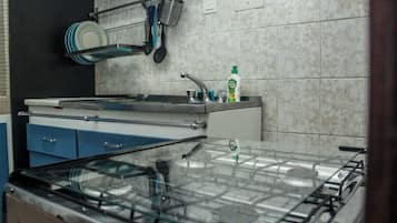 Private kitchen | Full-size fridge, microwave, stovetop, coffee/tea maker