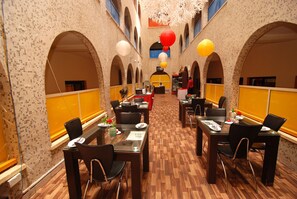 2 nhà hàng, phục vụ bữa sáng, bữa trưa, bữa tối, món ăn kiểu Phi 