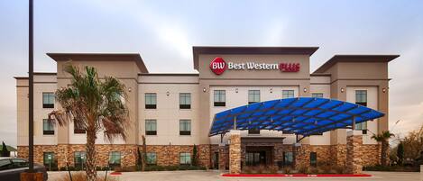 Un hotel Best Western Plus con un diseño moderno, que cuenta con una entrada cubierta y un estacionamiento.