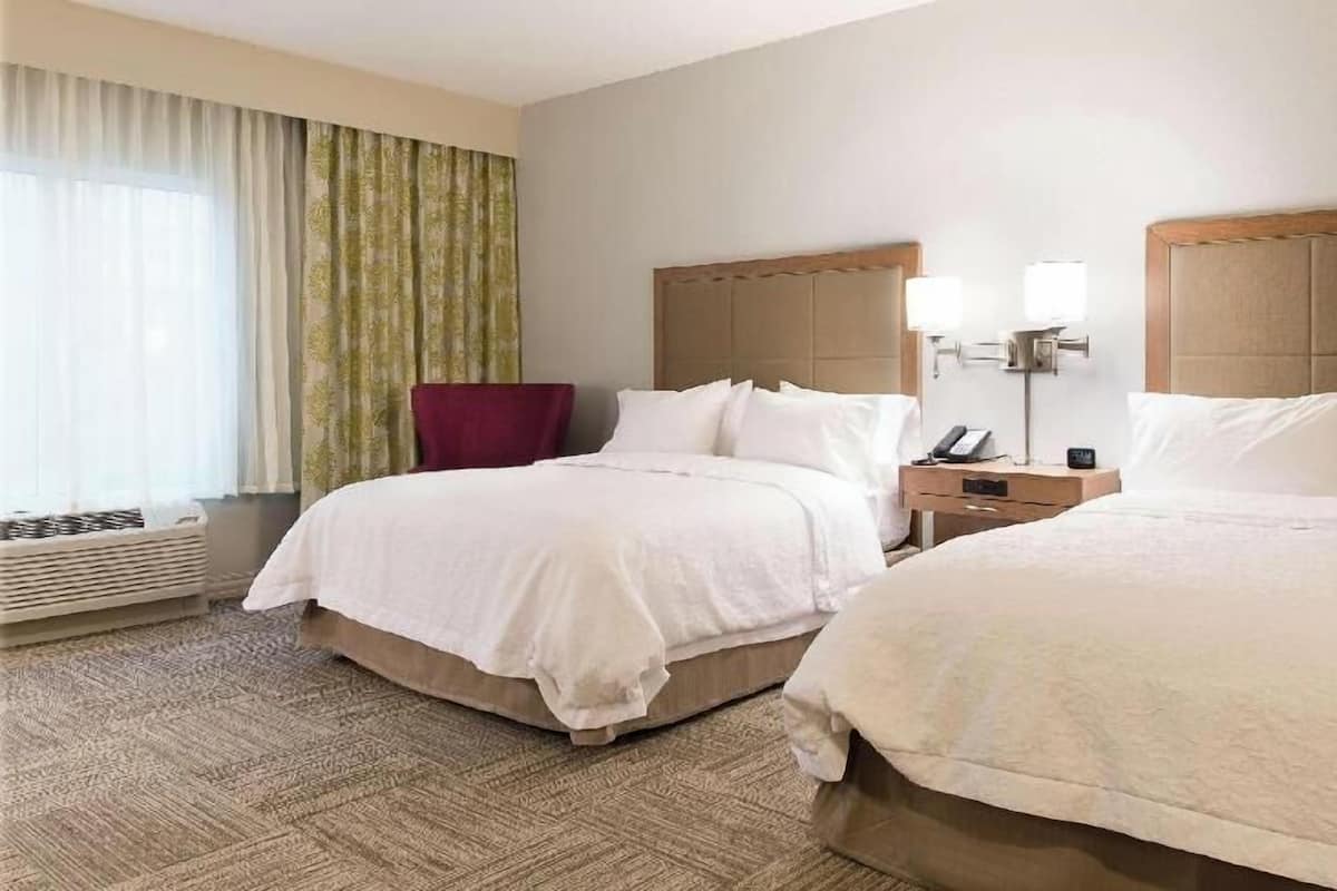 Caja de seguridad en la habitación, escritorio y cortinas blackout