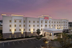 A Hampton Inn & Suites hotel with a modern design, featuring a parking lot and a well-lit entrance. - Hampton Inn & Suites Orangeburg (Orangeburg)