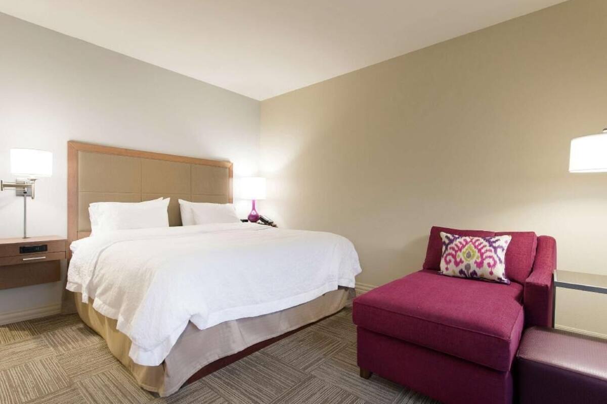 Caja de seguridad en la habitación, escritorio y cortinas blackout