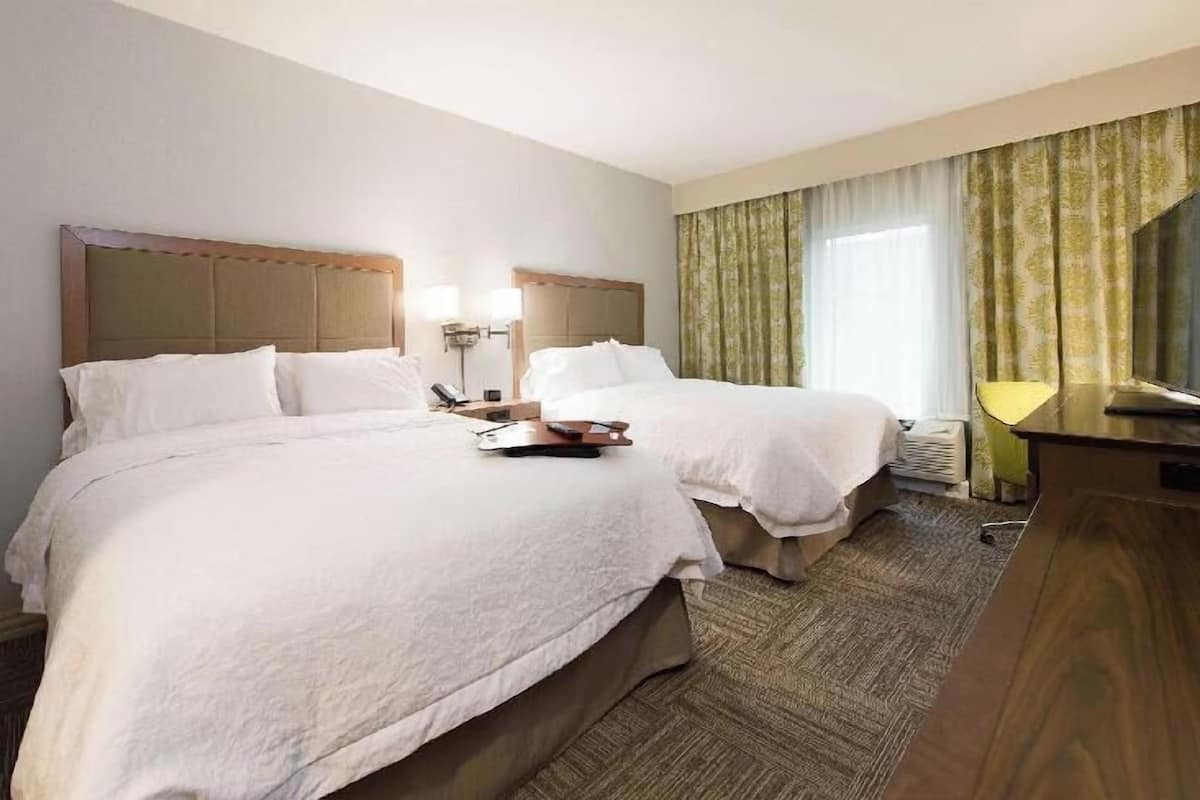 Caja de seguridad en la habitación, escritorio y cortinas blackout