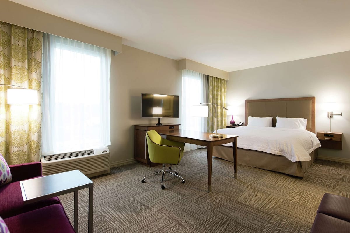 Caja de seguridad en la habitación, escritorio y cortinas blackout