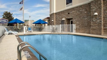 Outdoor pool, sun loungers