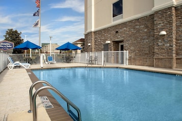 Outdoor pool, sun loungers