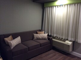 Quarto luxo, várias camas | Ferros/tábuas de passar roupa, Wi-Fi de cortesia, roupa de cama