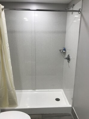 Standaard kamer, 2 tweepersoonsbedden, uitzicht op zee | Badkamer met douche