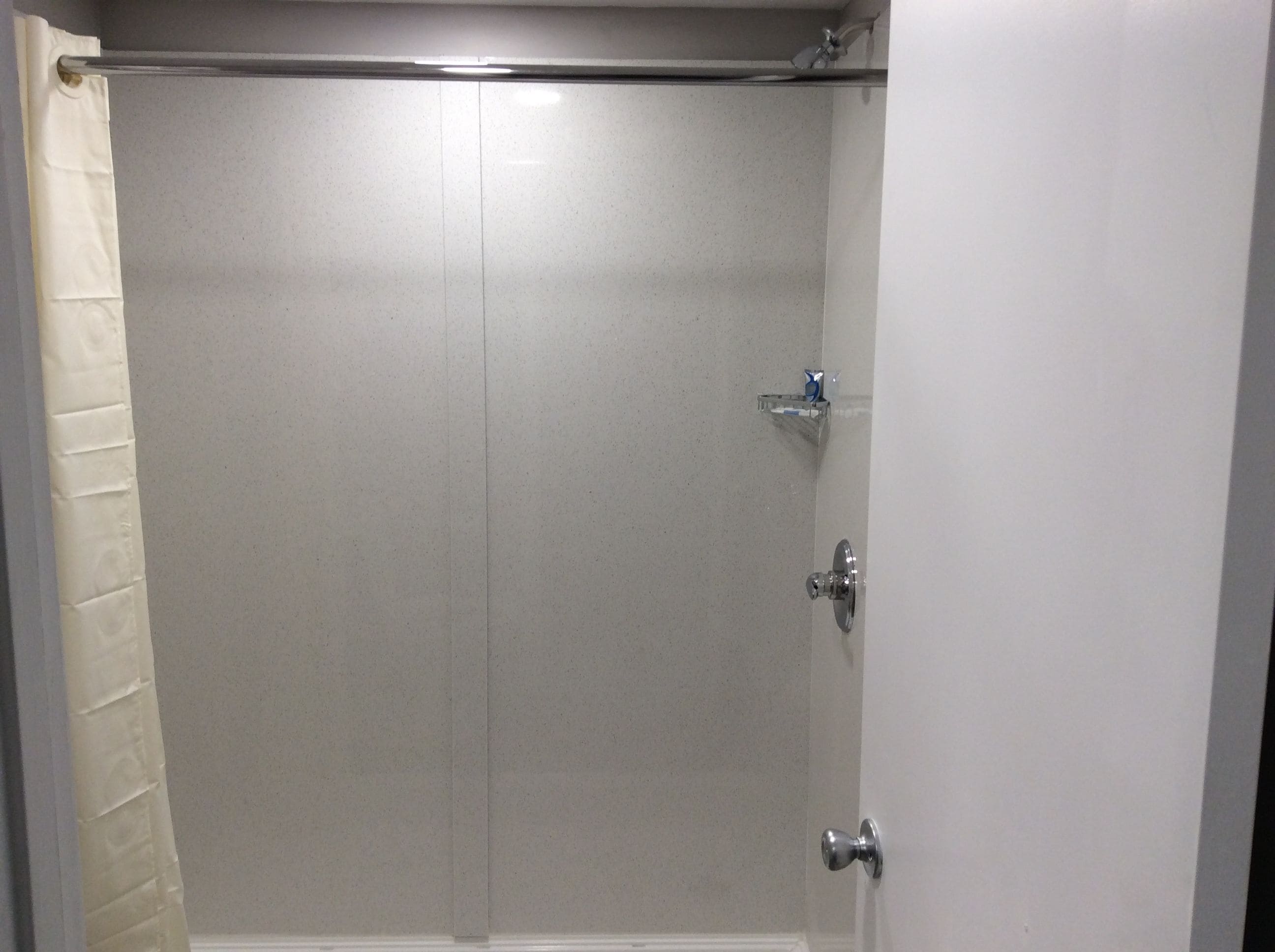 Une salle de bain avec une douche, des toilettes et un lavabo.