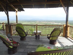 Petit déjeuner, déjeuner et dîner servis sur place