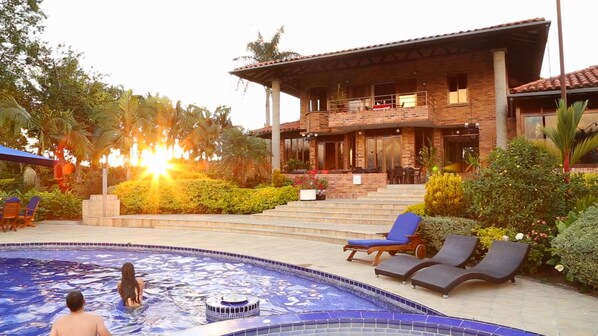 Piscine extérieure, parasols de plage, chaises longues