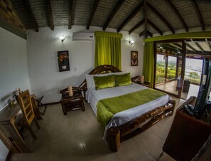 A room with a bed, a desk, a chair, and a TV. - Finca Hotel La Tata Premium (Montenegro)