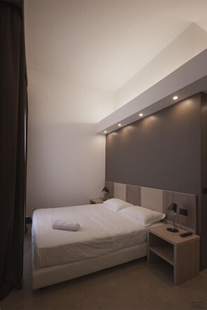 Ropa de cama de alta calidad y caja de seguridad en la habitación 