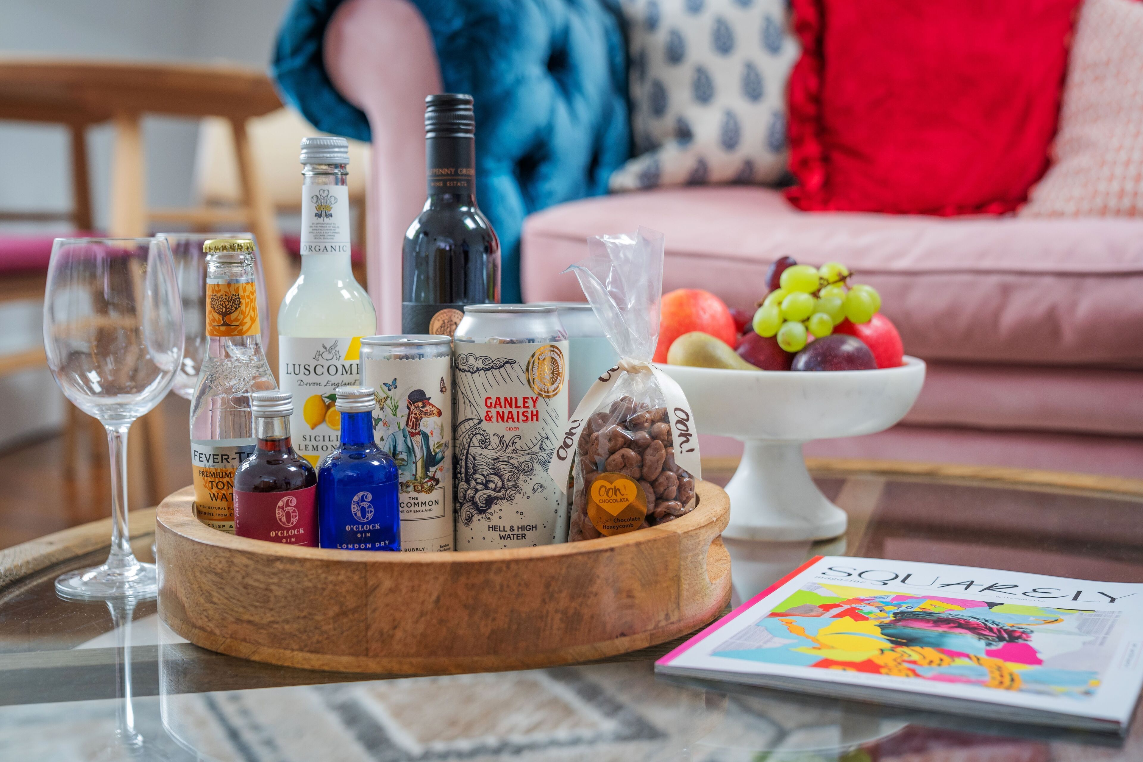 deluxe suite, 1 bedroom | living area | flat-screen tv