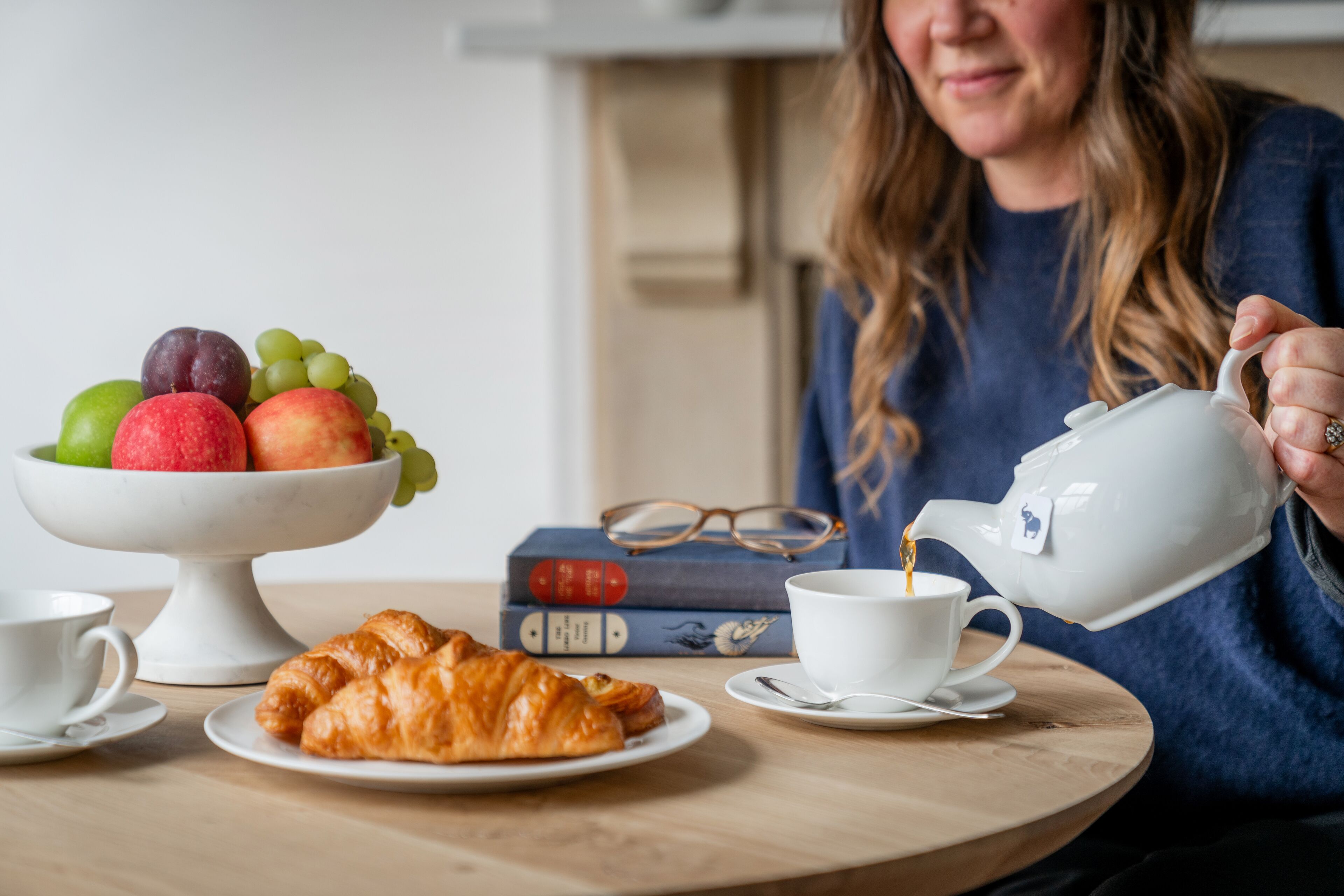 deluxe suite, 1 bedroom | living area | flat-screen tv