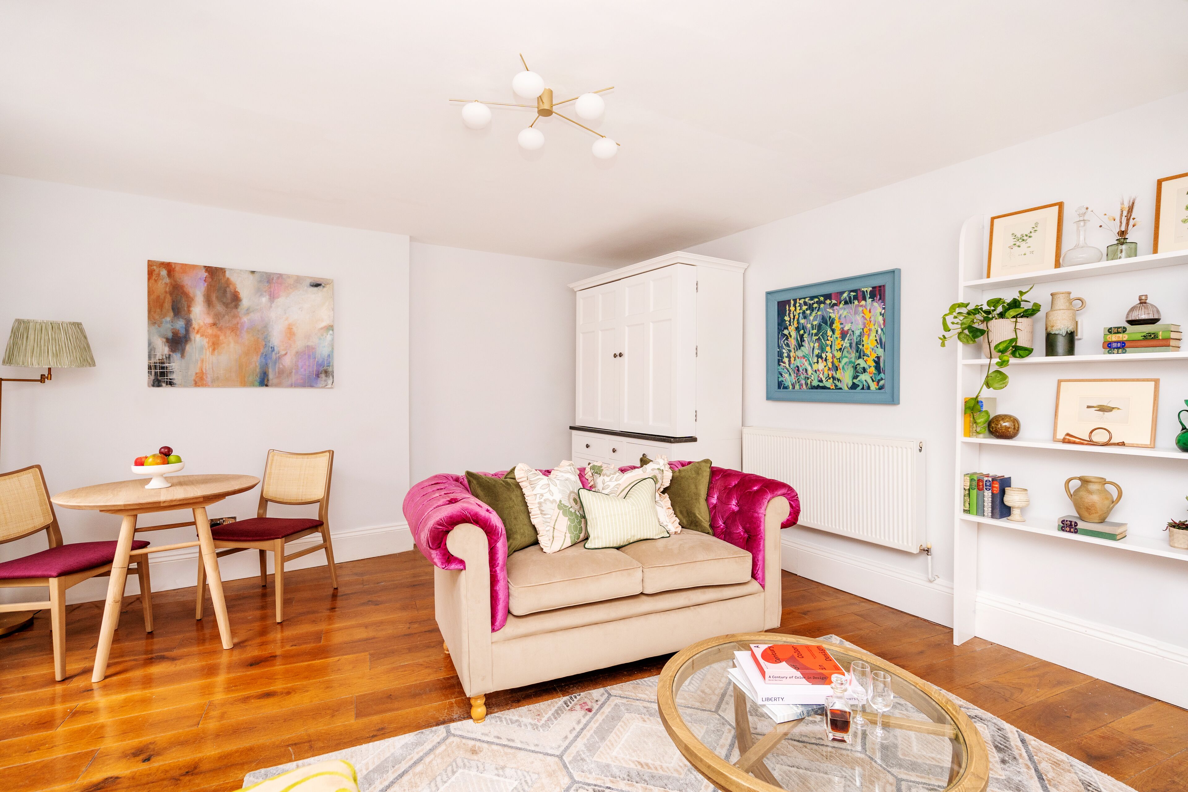 deluxe suite, 1 bedroom | living area | flat-screen tv