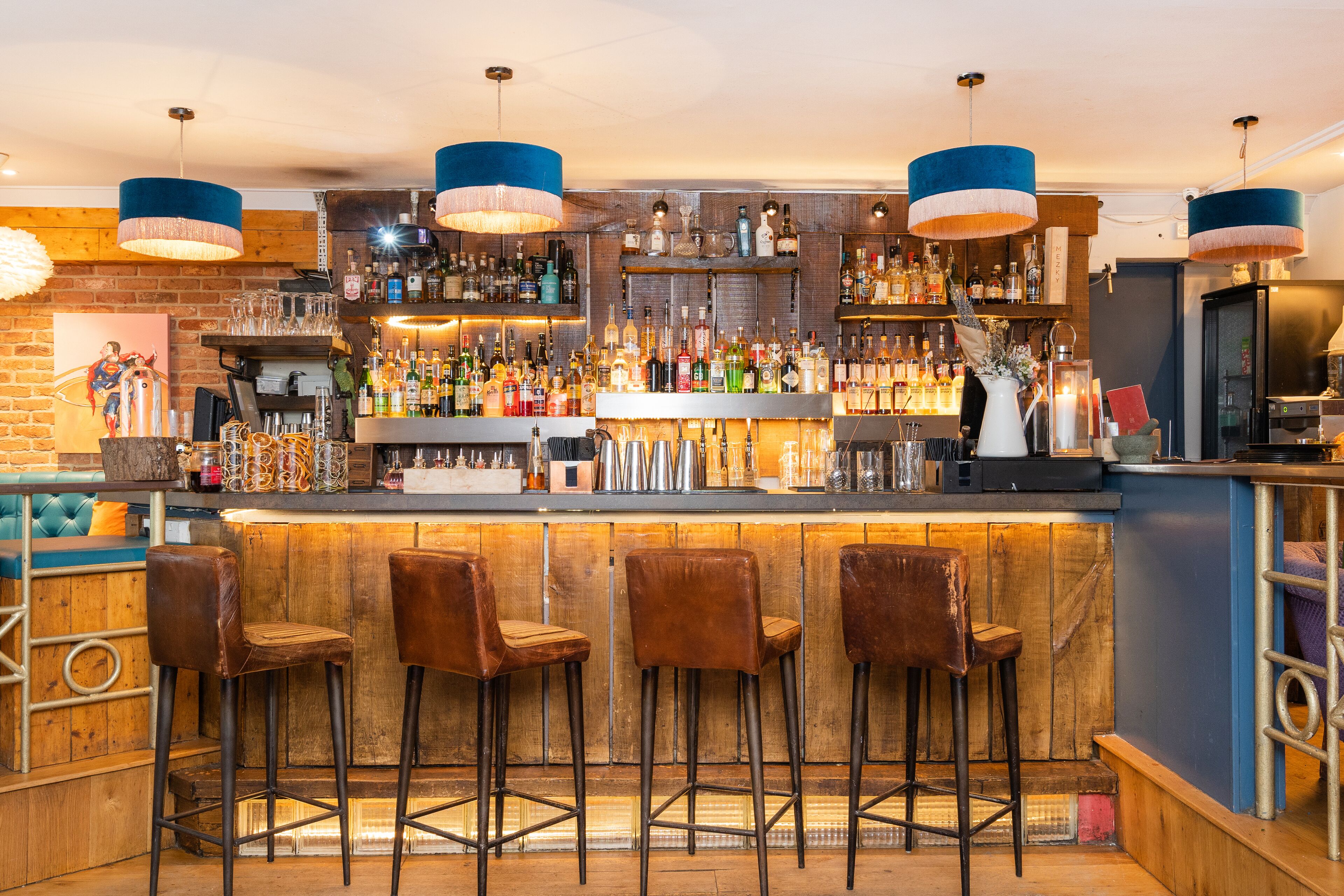 breakfast, lunch, dinner served; british cuisine