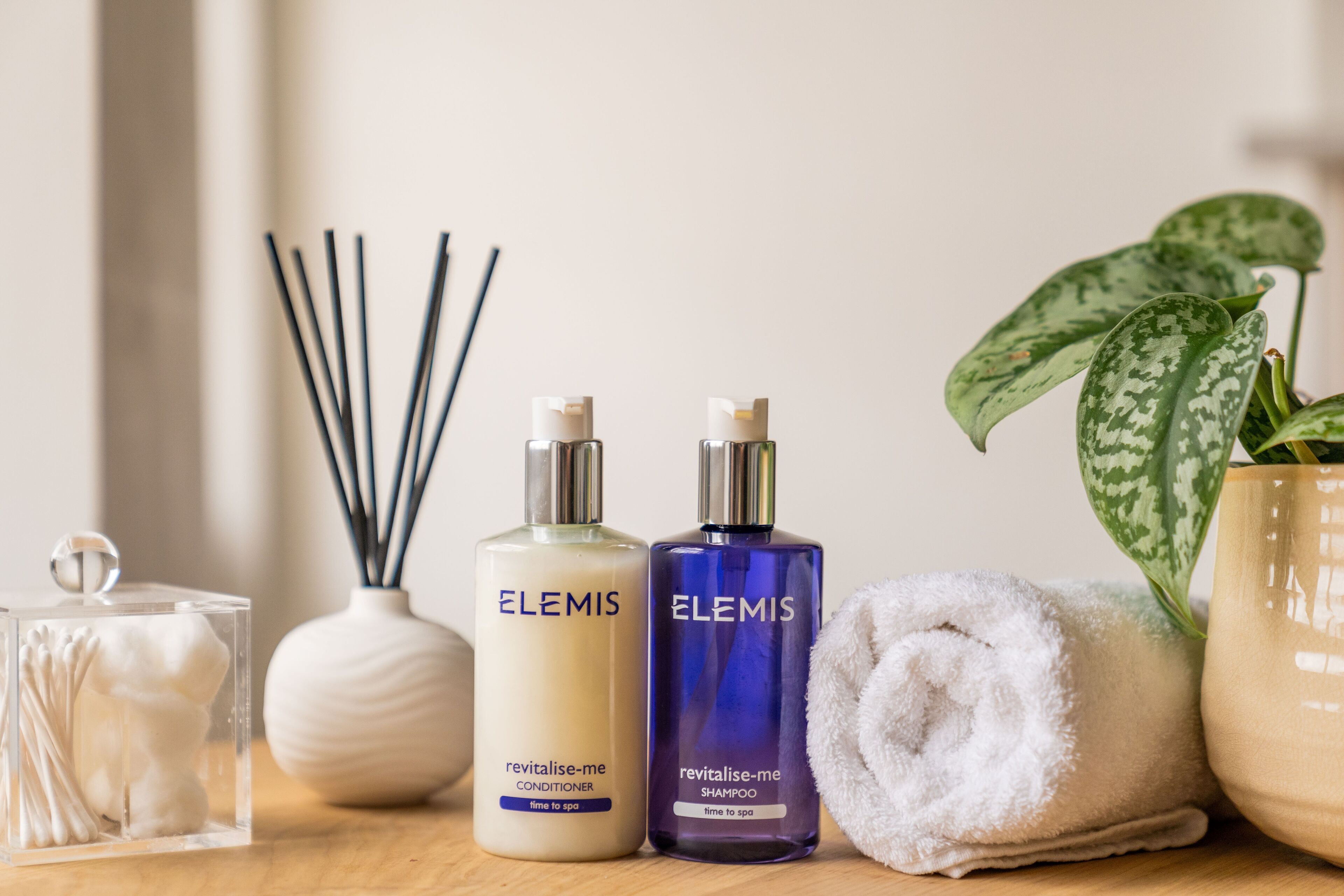 deluxe suite, 1 bedroom | bathroom | shower, rainfall showerhead, designer toiletries, hair dryer