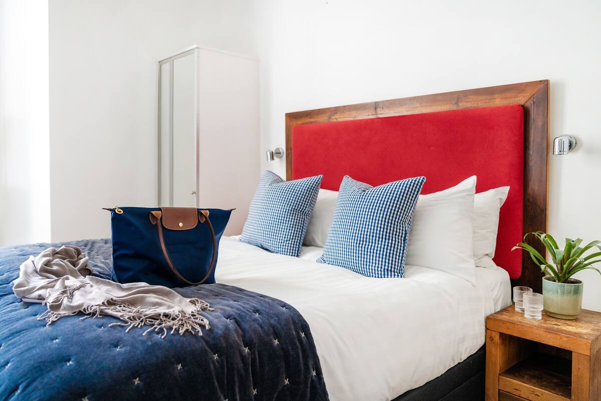 deluxe suite, 1 bedroom | egyptian cotton sheets, premium bedding, minibar, desk