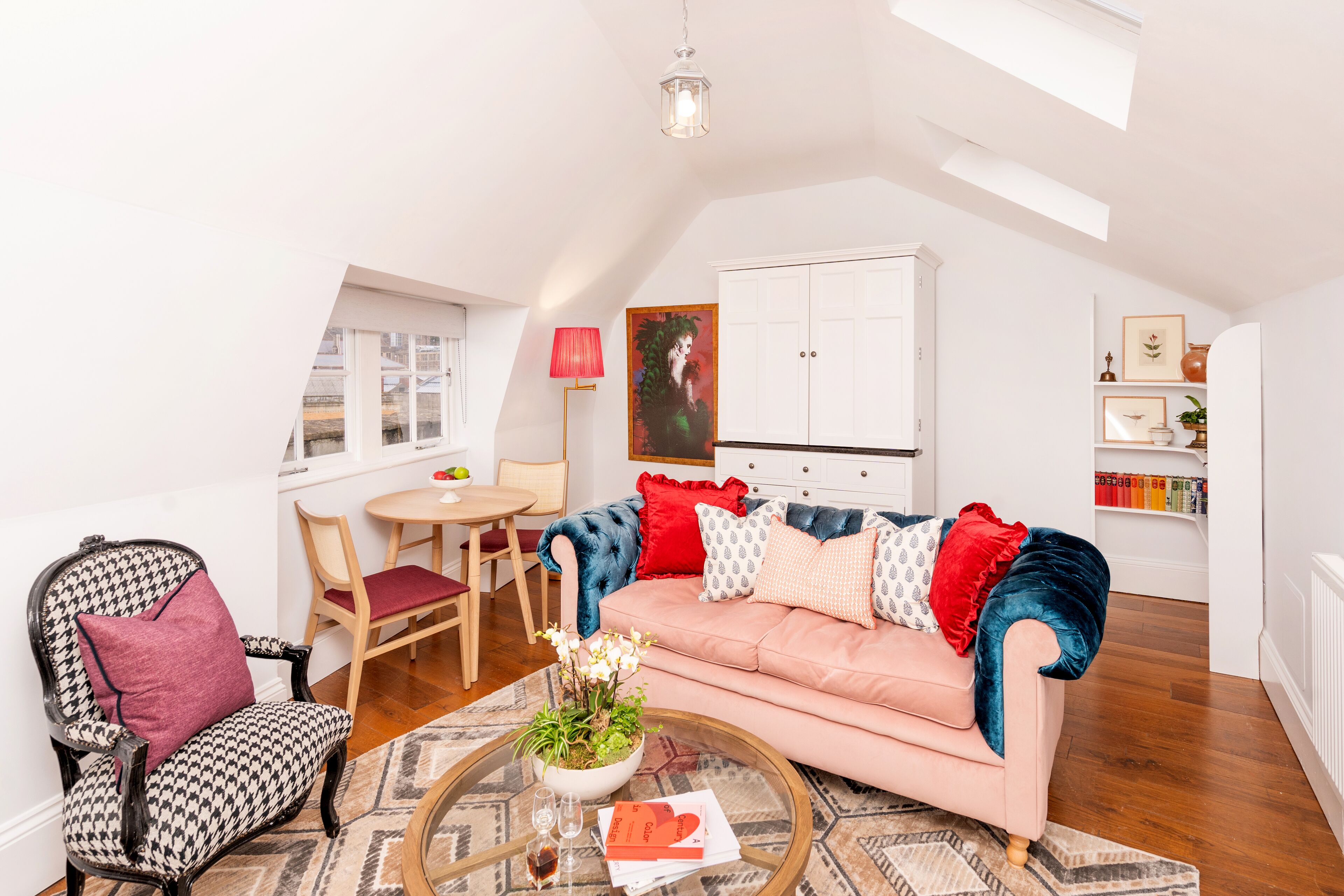 deluxe suite, 1 bedroom | living area | flat-screen tv