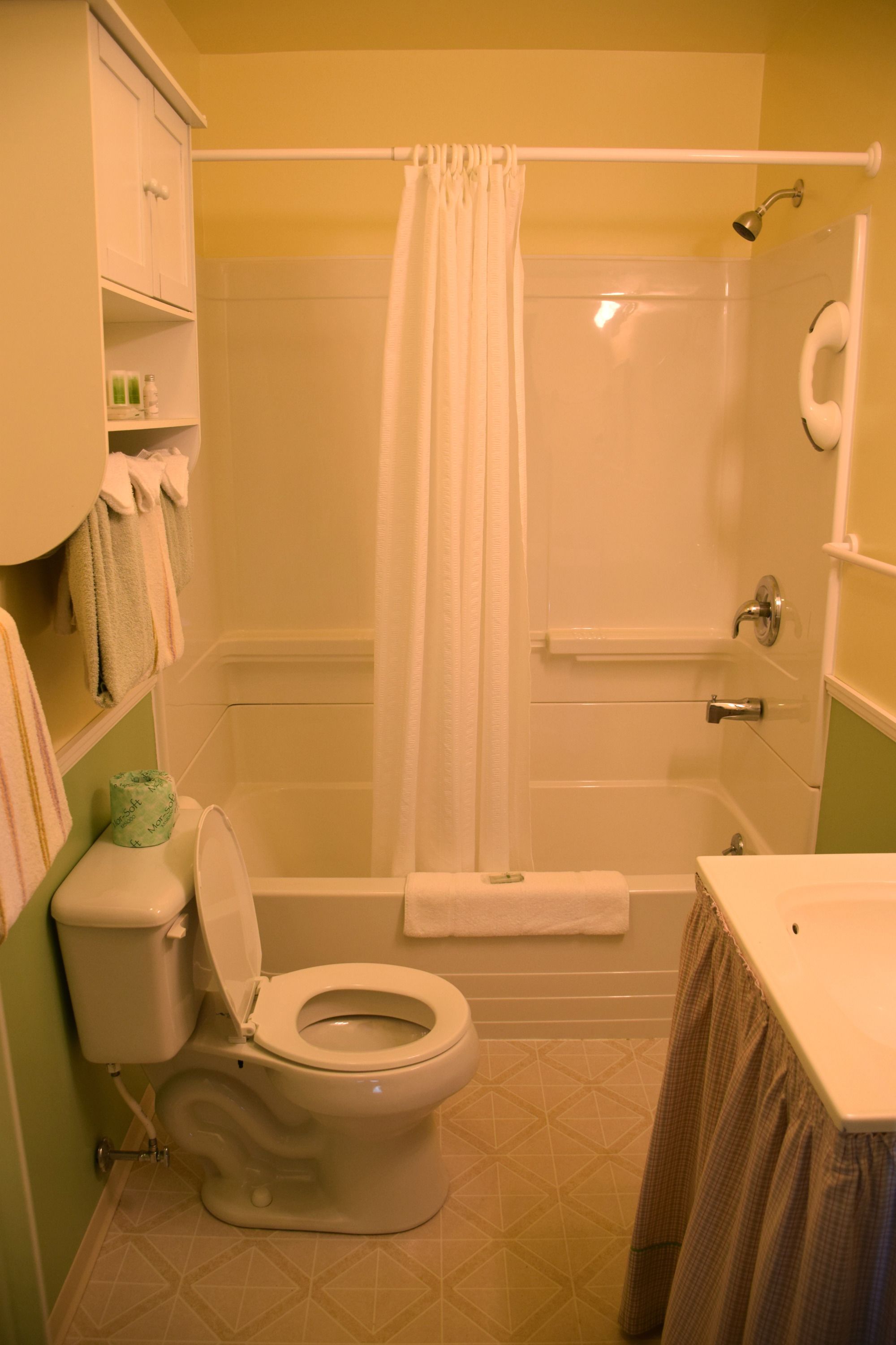 Un baño con inodoro, ducha y lavabo.
