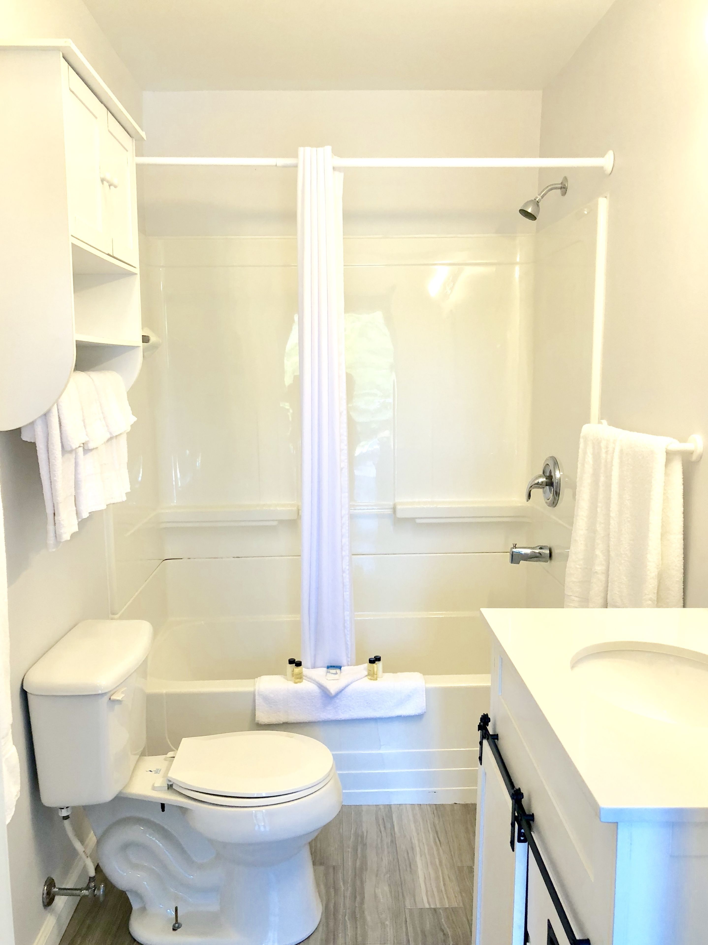 2 room standard suite (outside entry with patio) | bathroom | free toiletries, hair dryer, towels