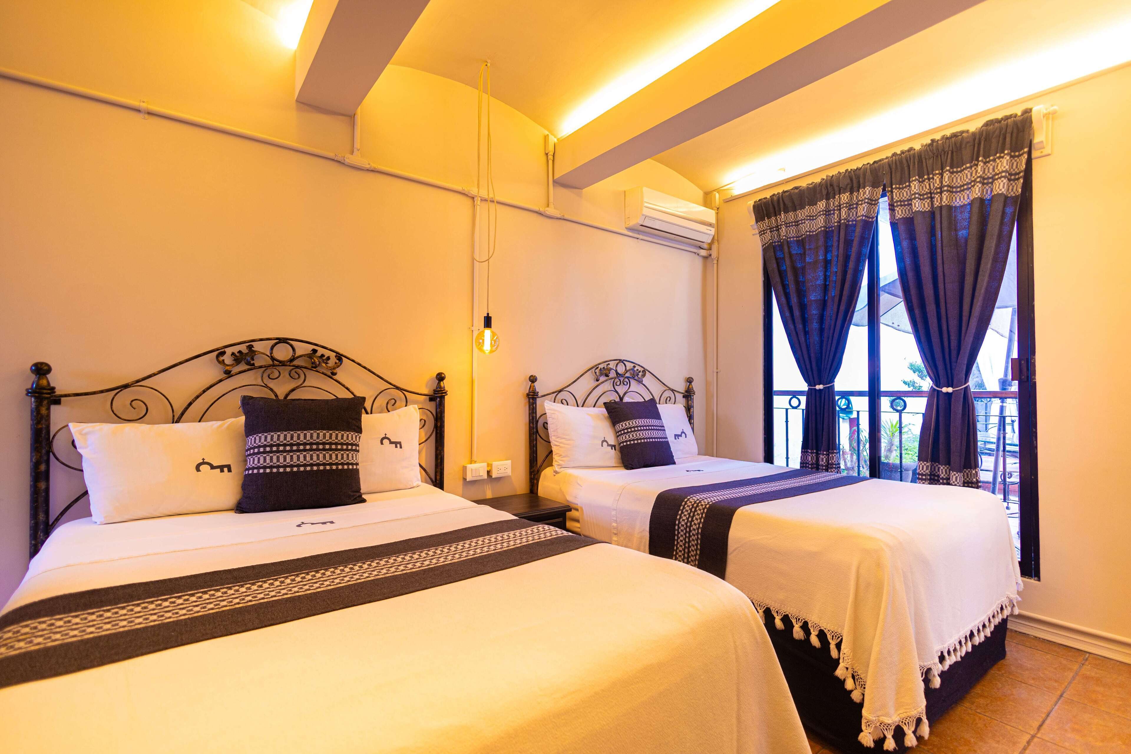 Tabla de planchar con plancha, wifi gratis y ropa de cama 