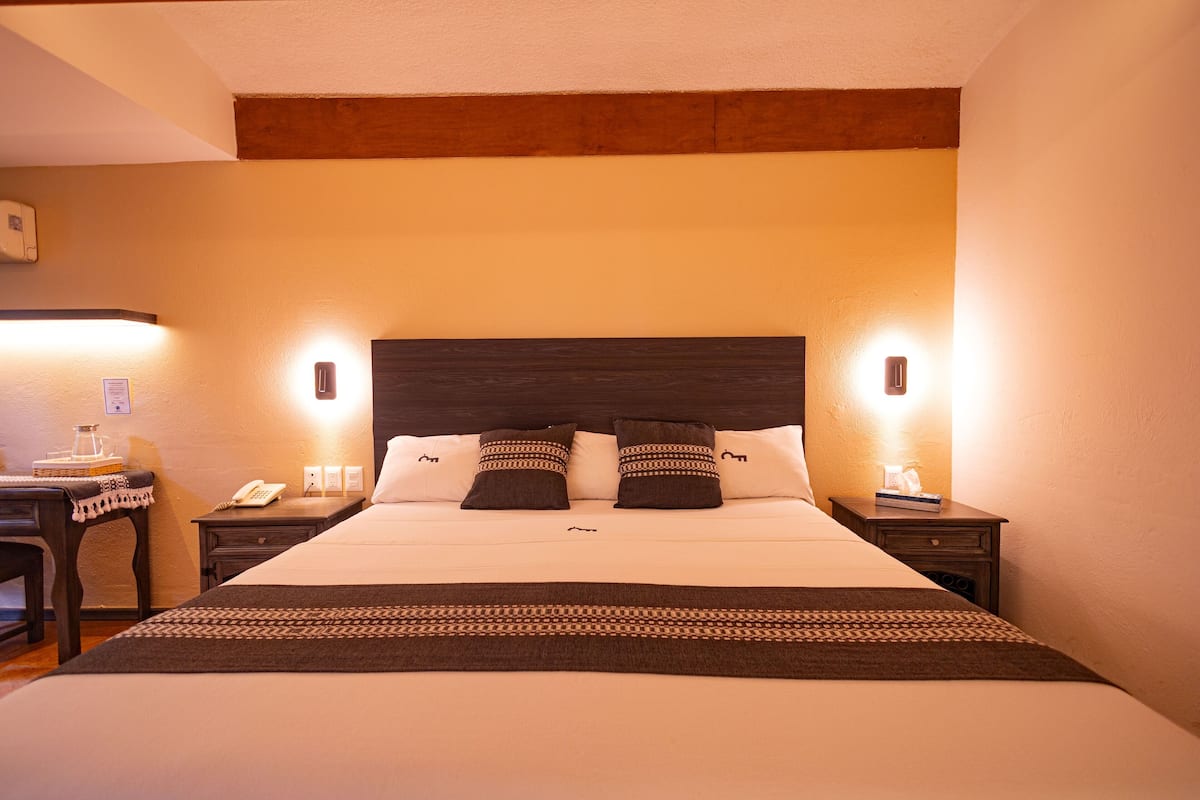 Habitació Deluxe, 1 llit de matrimoni gran | 1 dormitori, planxa i posts de planxar, wifi gratuïta i roba de llit
